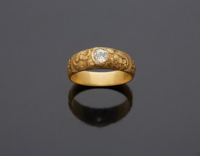 null An 18K yellow gold 750‰ band ring, chased with flowers, foliage and scrolls,...
