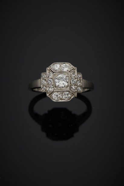 null Platinum 850‰ ring, of rectangular cutaway form, set at its center with a brilliant-cut...