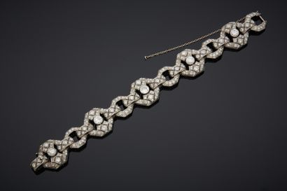 null Soft platinum bracelet 850‰, composed of openwork geometrically patterned links...
