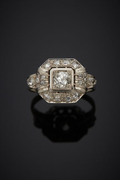 null An 18K white gold 750‰ and platinum 850‰ ring, adorned with an old-cut diamond...