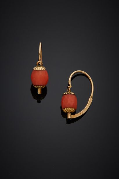null A pair of 18K yellow gold 750‰ sleepers, set with a coral ball*.

H. 1.70 cm...