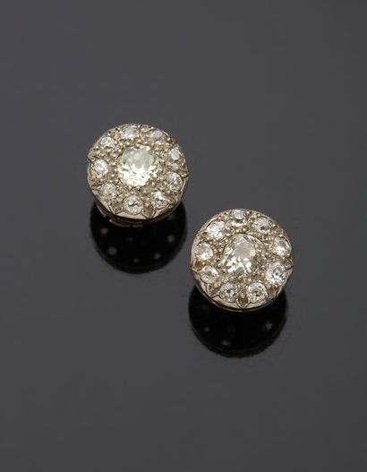 null A pair of 18K white gold 750‰ and platinum 850‰ ear studs, round in shape, set...
