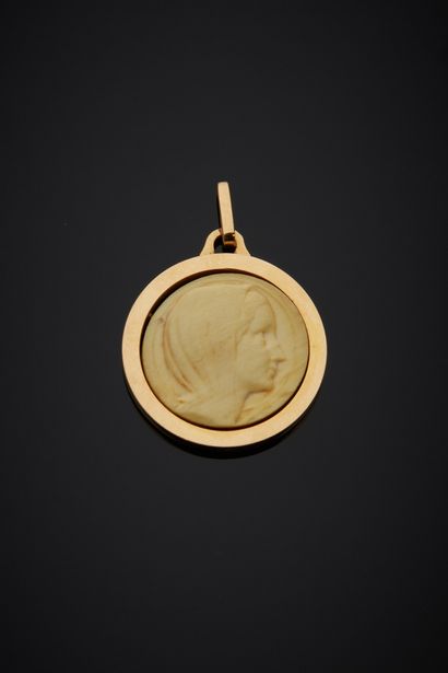 null An 18K yellow gold 750‰ medal, adorned in its center with an ivory virgin.

D....
