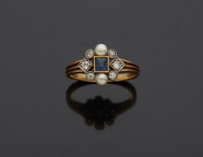 null An 18K yellow gold 750‰ and platinum 850‰ ring, adorned with a sapphire, pearls...
