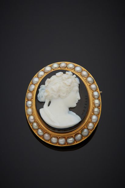 null 18K yellow gold 750‰ brooch, oval shape adorned with a cameo on agate representing...