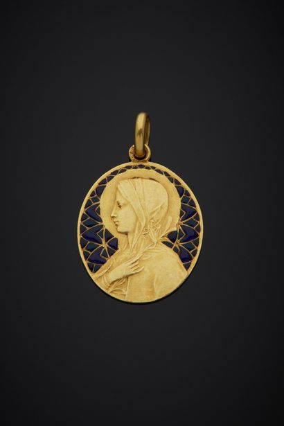 null An 18K yellow gold 750‰ medal, oval in shape, plique-à-jour enameled, with a...