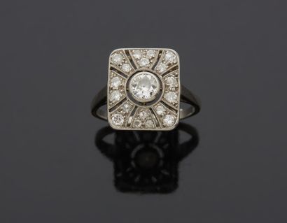 null Platinum 850‰ ring, rectangular in shape, adorned at its center with an old-cut...