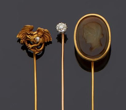 null Lot comprising three tie pins, two of which are in 18K polychrome gold 750‰,...