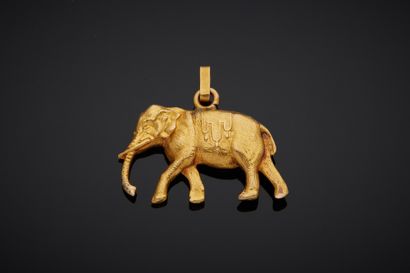 null An 18K yellow gold 750‰ pendant, in the form of an elephant.

H. 2.50 cm Gross...