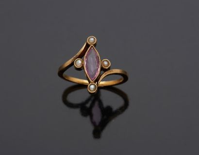 null 18K yellow gold 750‰ ring, adorned with a rose-colored, navette-shaped tourmaline,...
