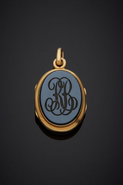 null An 18K yellow gold 750‰ medallion, oval in shape, adorned with two agate plates,...