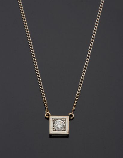 null Collier en or gris 18K 750‰, paré d’un motif carré serti d’un diamant brillanté....