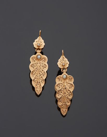 null A pair of 18K yellow gold 750‰ leaf-shaped dangling earrings, hinged, and adorned...