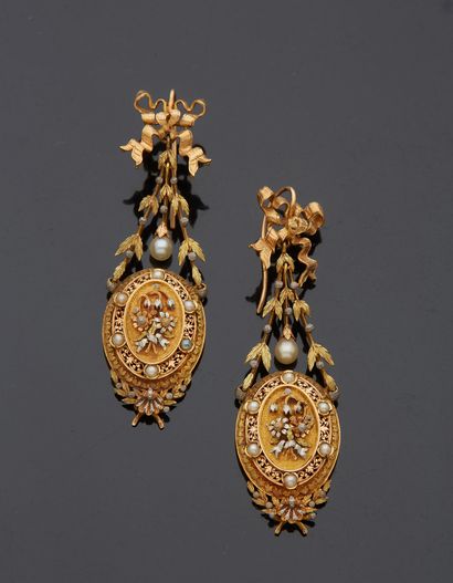 null A pair of 18K polychrome gold 750‰ pendant earrings, adorned with oval-shaped...