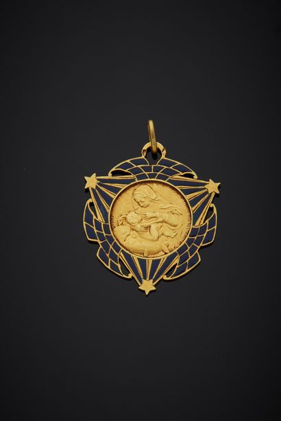 null Medal in 18K yellow gold 750‰, enamelled plique-à-jour, in the centre a virgin...