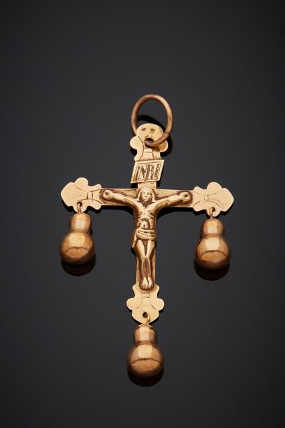 null An 18K yellow gold 750‰ Auvergne cross with three pendants, depicting a Christ...