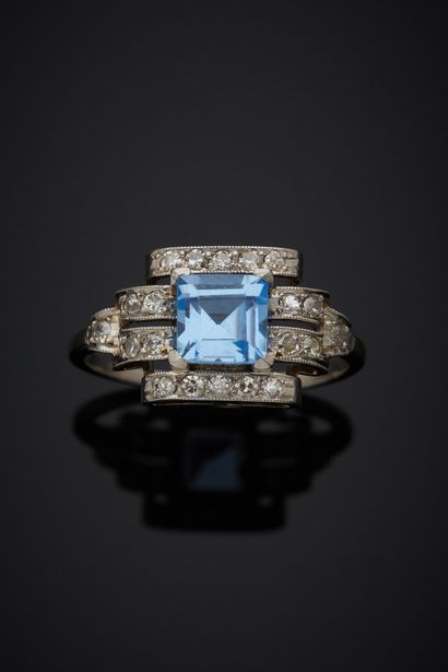 null Platinum ring 850‰, set with a square-shaped blue stone, highlighted by bands...