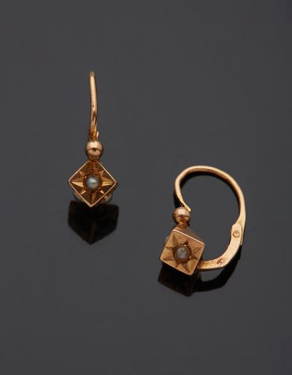 null A pair of 18K yellow gold 750‰ cube-shaped sleepers adorned with half pearls.

Province,...