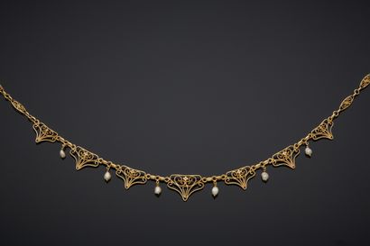 null 18K yellow gold 750‰ collar necklace, with filigree triangular links and baroque...
