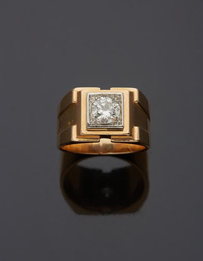 null Two-tone 18K gold 750‰ signet ring, set with a half-cut diamond weighing approximately...