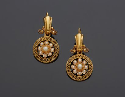 null A pair of 18K yellow gold 750‰ articulated earrings, adorned with round motifs...