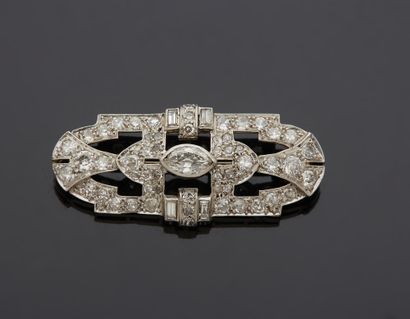 null An 18K white gold 750‰ and platinum 850‰ plate brooch, of rectangular form with...