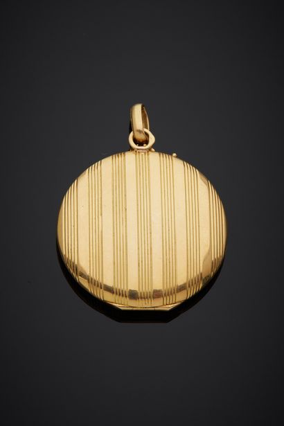null An 18K yellow gold 750‰ photo holder medallion, round shape with striated decoration.

D....