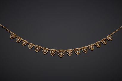 null Collier collerette en or jaune 18K 750‰, à mailles triangulaires filigranées...