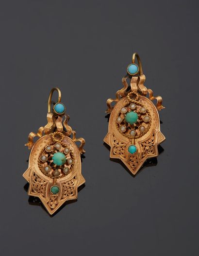 null A pair of 18K yellow gold 750‰ earrings, adorned with chased and pierced motifs,...