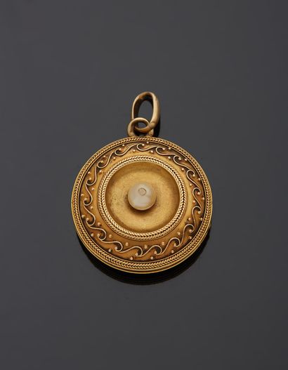 null Pendant, medallion in 18K yellow gold 750‰, round shape, adorned with filigree...