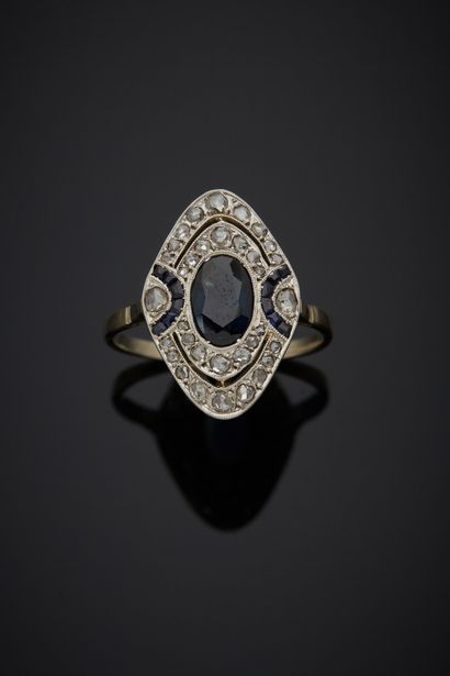 null An 18K white gold 750‰ marquise ring, adorned with an oval-shaped sapphire shouldered...