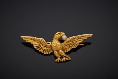 null 18K yellow gold 750‰ brooch, in the form of an eagle holding a cultured pearl...