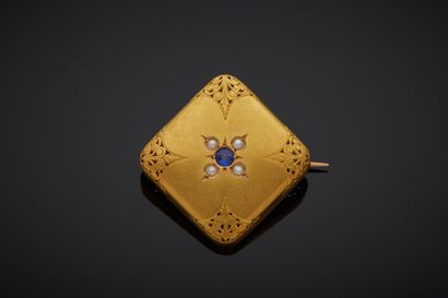 null An 18K yellow gold 750‰ diamond-shaped brooch adorned with a blue stone and...