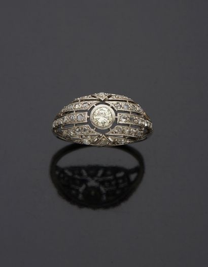 null Platinum 850‰ ring, with openwork geometric designs, set with a brilliant-cut...