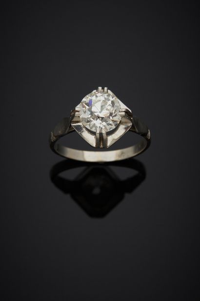 null Solitaire in 18K white gold 750‰, set with a half-cut diamond. Stone seeded.

Size...