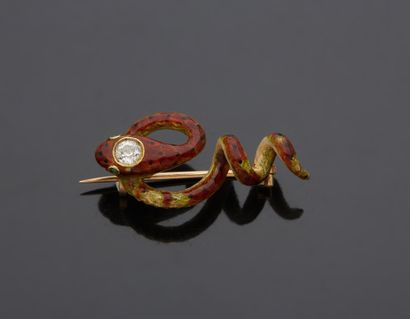 null An 18K yellow gold 750‰ brooch, in the form of a snake enamelled au naturel,...