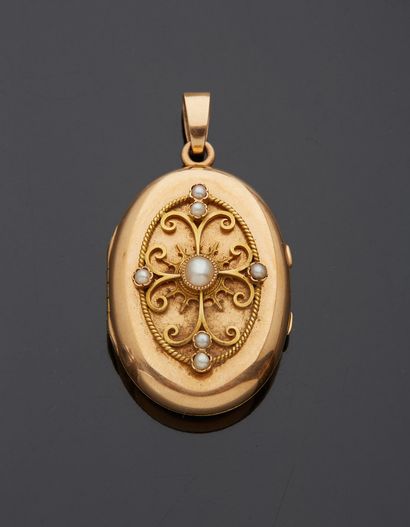null An 18K yellow gold 750‰ oval-shaped medallion pendant adorned with half pearls....