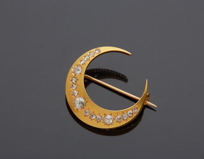 null 18K yellow gold 750‰ crescent-shaped brooch set with old-cut and rose-cut diamonds.

L....