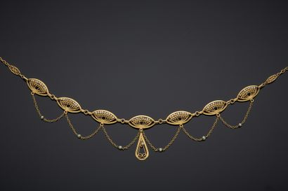 null Necklace drapery in 18K yellow gold 750‰, adorned with filigree motifs, scandé...