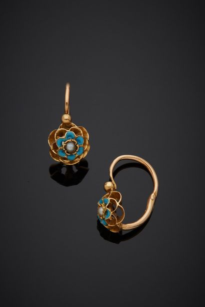 null A pair of 18K yellow gold 750‰ sleeper earrings, adorned with a pearl and enamel.

H....