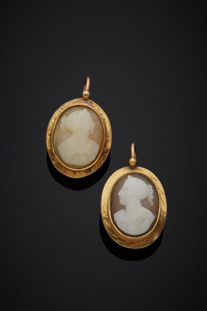 null A pair of 18K yellow gold 750‰ earrings, adorned with cameos on shell, engraved...