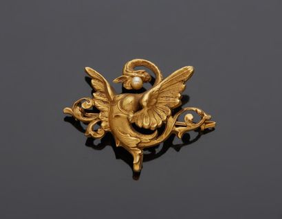 null Chimera brooch in 18K yellow gold 750‰, adorned with a pearl.

L. 4,50 cm Gross...