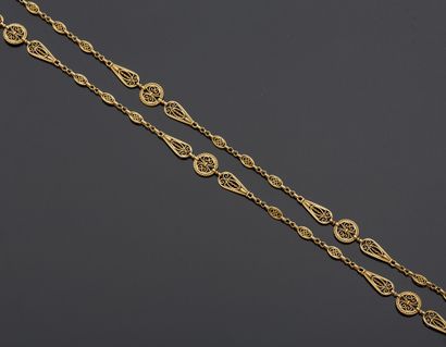 null Sautoir in 18K yellow gold 750‰, with filigree links.

L. 150 cm Weight 78,20...