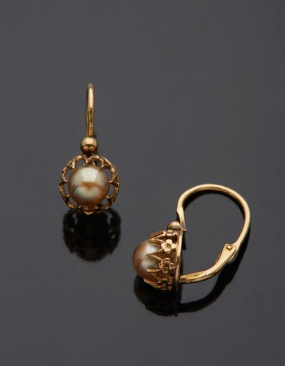 null A pair of 18K yellow gold 750‰ sleepers, adorned with a fancy pearl.

H. 1.20...