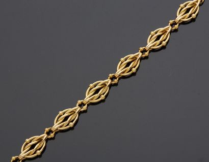 null Gourmette in 18K yellow gold 750‰ with Gordian knot motifs. Ratchet clasp.

L....