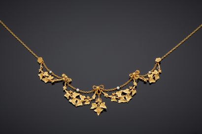 null 
An 18K yellow gold 750‰ collar necklace, adorned with chased ivy and pearl...