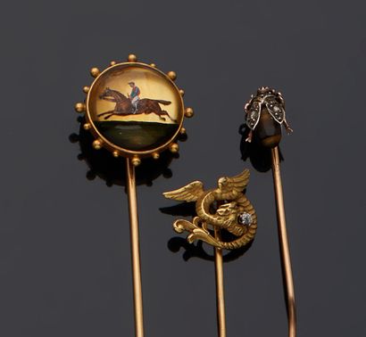 null Lot comprising three 18K polychrome gold 750‰ tie pins, one adorned with an...