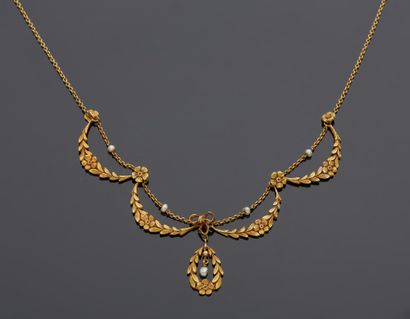 null 18K yellow gold 750‰ drapery necklace, adorned with motifs in the form of chased...