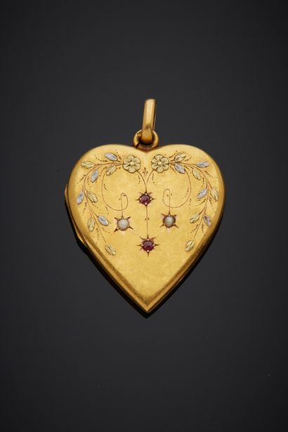 null An 18K polychrome gold 750‰ heart-shaped pendant, engraved with florets, set...