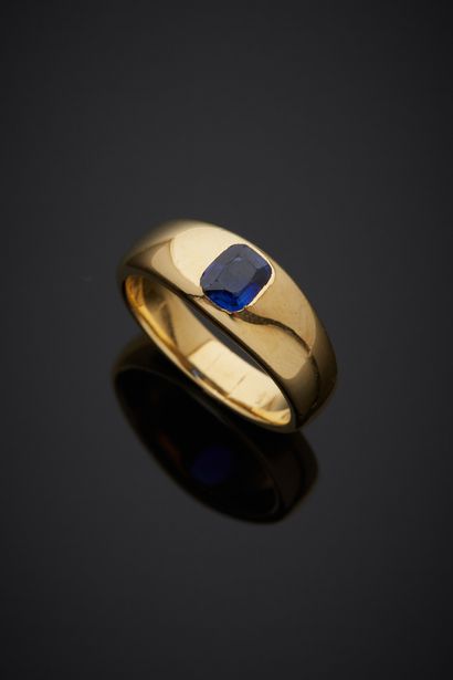 null 18K yellow gold 750‰ band ring, adorned with an elongated cushion-shaped sapphire.

Finger...